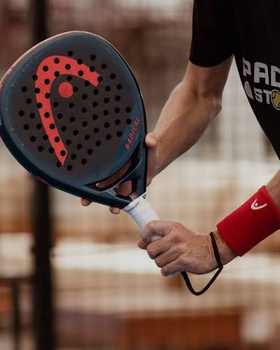 Comment réduire les vibrations dans la main au padel ?