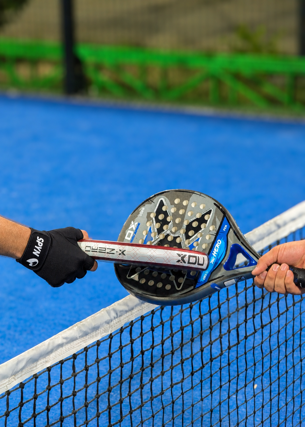 Mains qui transpirent au padel : 6 solutions pour garder une bonne prise